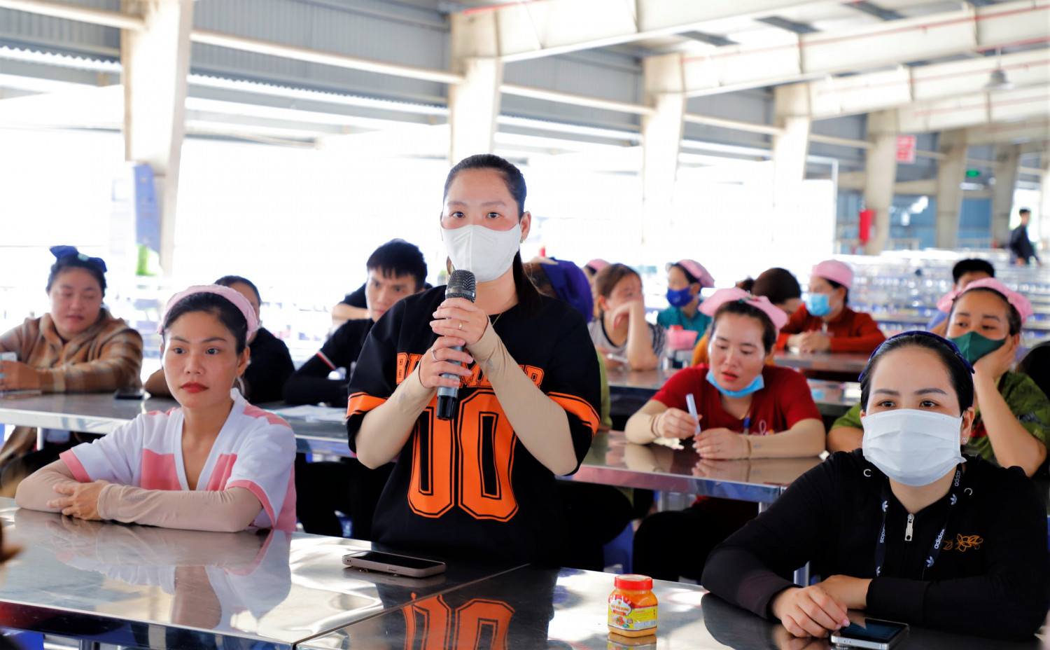 Dai dien cong nhan trao doi, thao luan tai buoi tuyen truyen pho bien phap luat. Anh: Cong an tinh Hau Giang