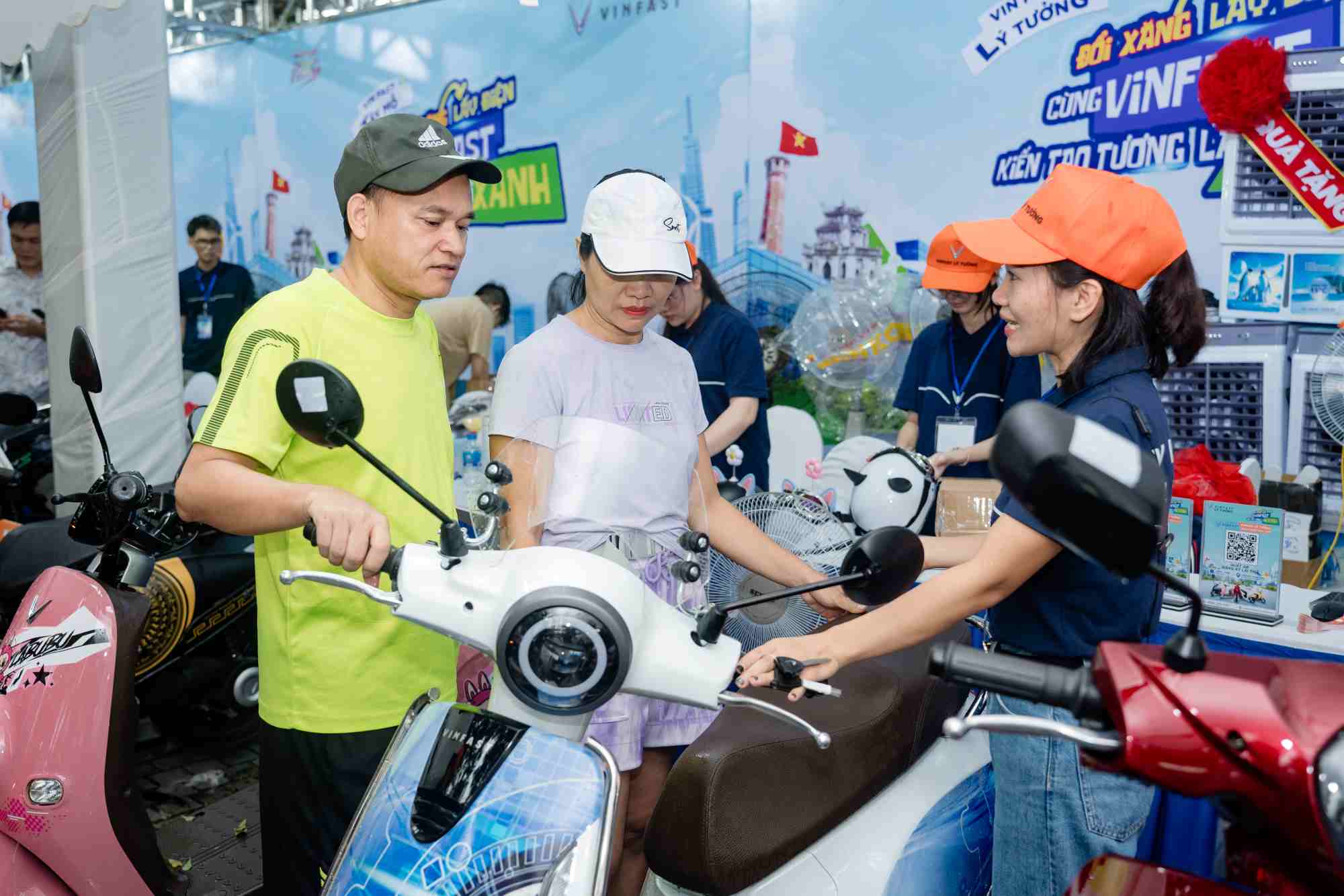 Muchas personas eligen motos electricos como esa. Foto: Hong Minh