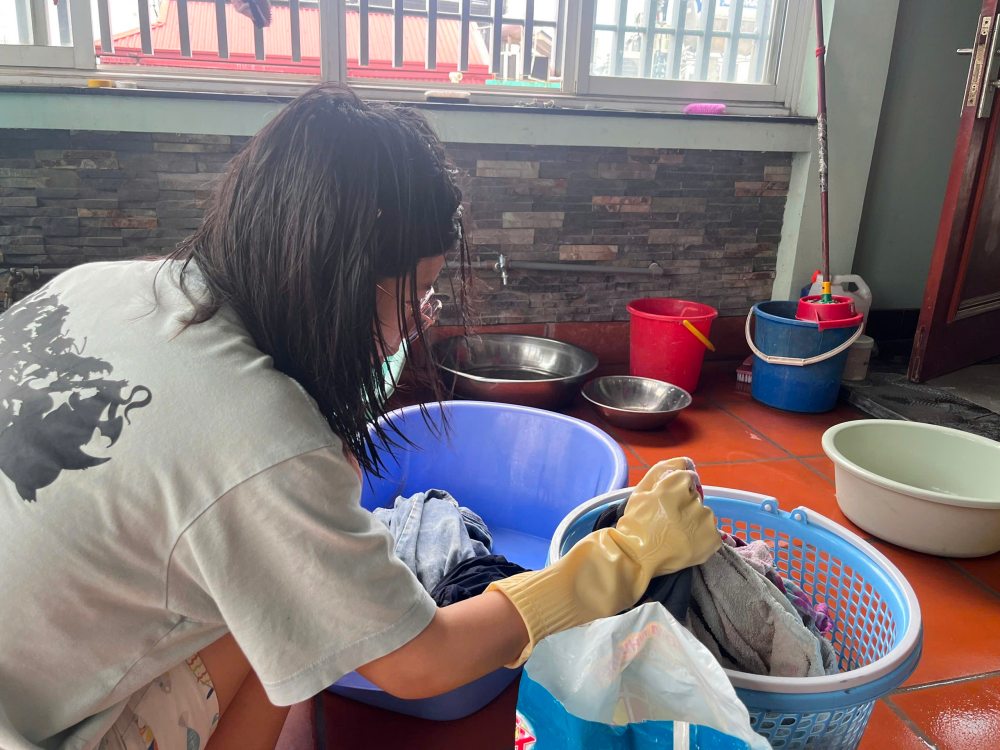 Xuan Nga tranh thu giat do moi ngay vi khu tro khong co may giat. Anh: Huyen Chi
