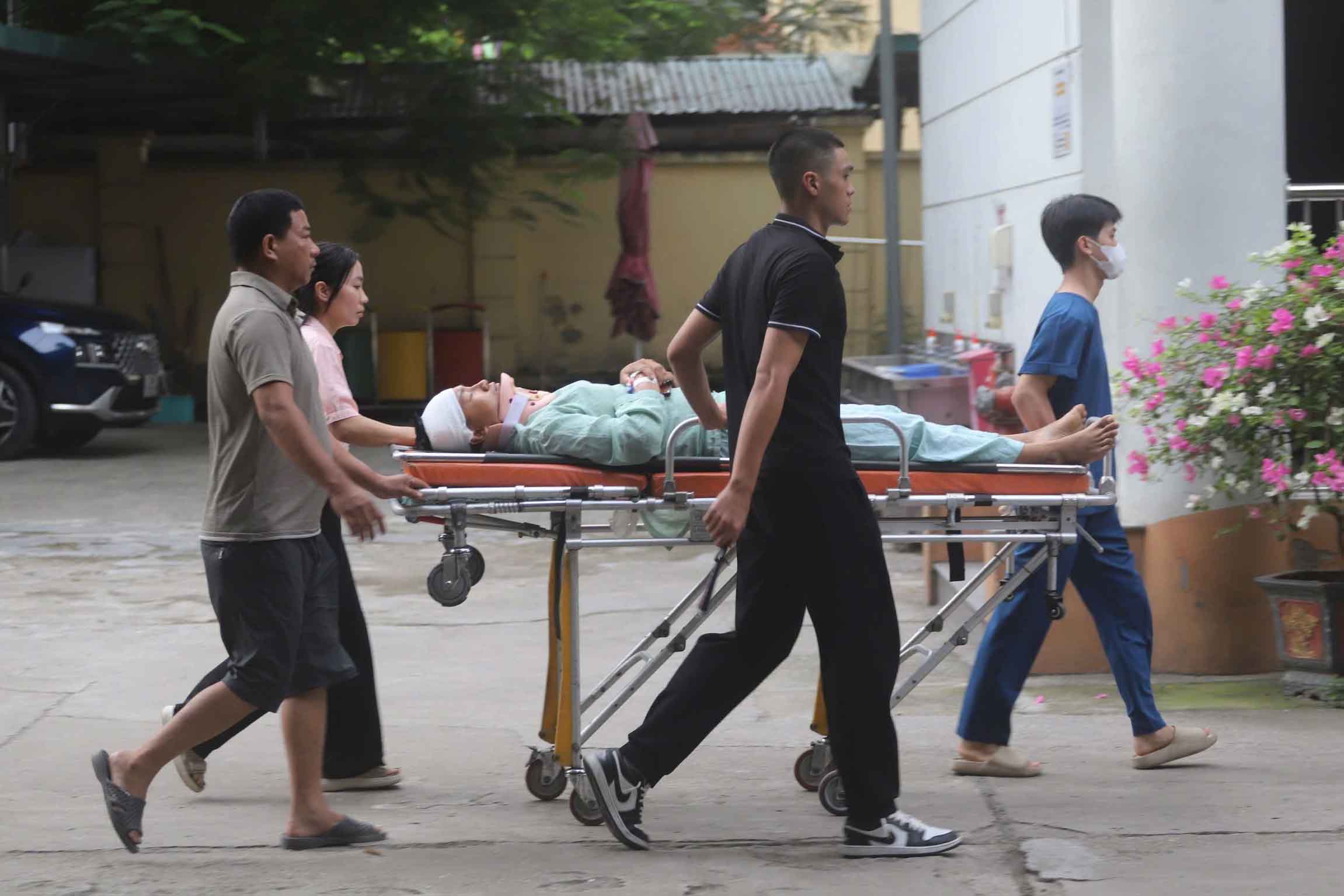 Los candidatos fueron llevados por la familia al puntaje de prueba de la Escuela Secundaria TRI (Hanoi) con una camilla, en la mañana del 27 de junio. Foto: Huu Chanh
