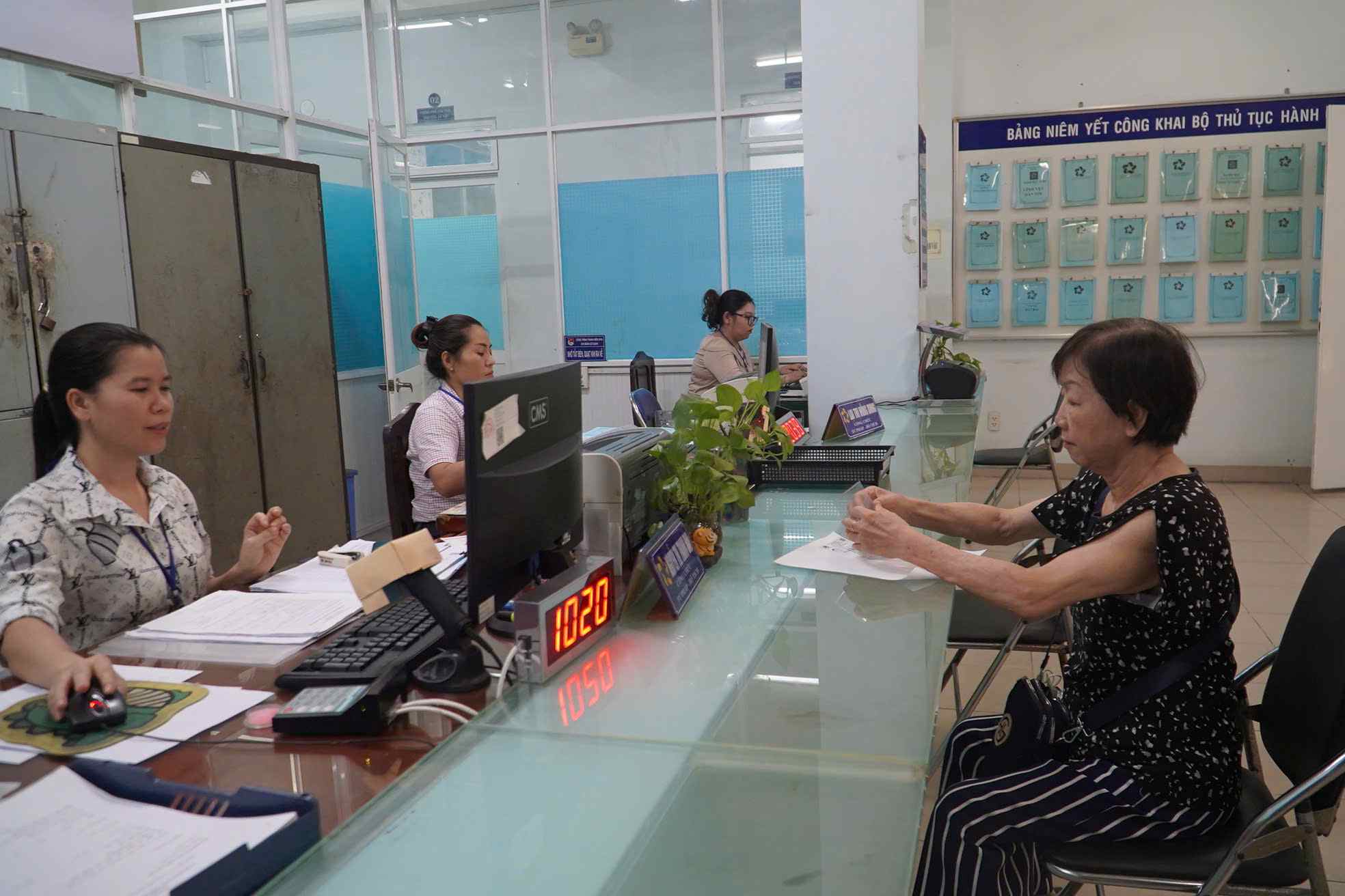 Officers of the new Tan Son Nhat ward (HCMC) handle the records for the people. Photo: Minh Tam