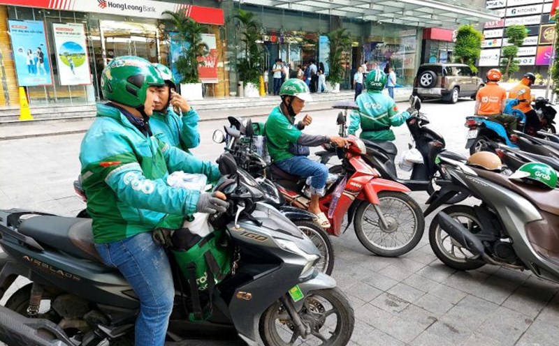 Technology motorbike taxi drivers and delivery in the center of Ho Chi Minh City. Photo: Minh Quan