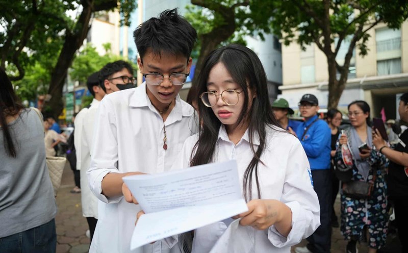 All questions for the Geography exam will be updated quickly and accurately by Lao Dong. Photo: Huu Chanh