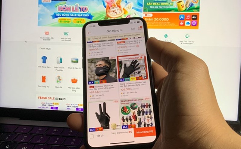 Buying and selling online in the past was too easy. Photo: Anh Vu