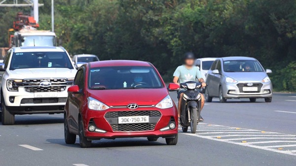 Khi xe máy đi vào cao tốc không chỉ vi phạm giao thông mà còn nguy hiểm đến tính mạng. Ảnh: Tô Thế