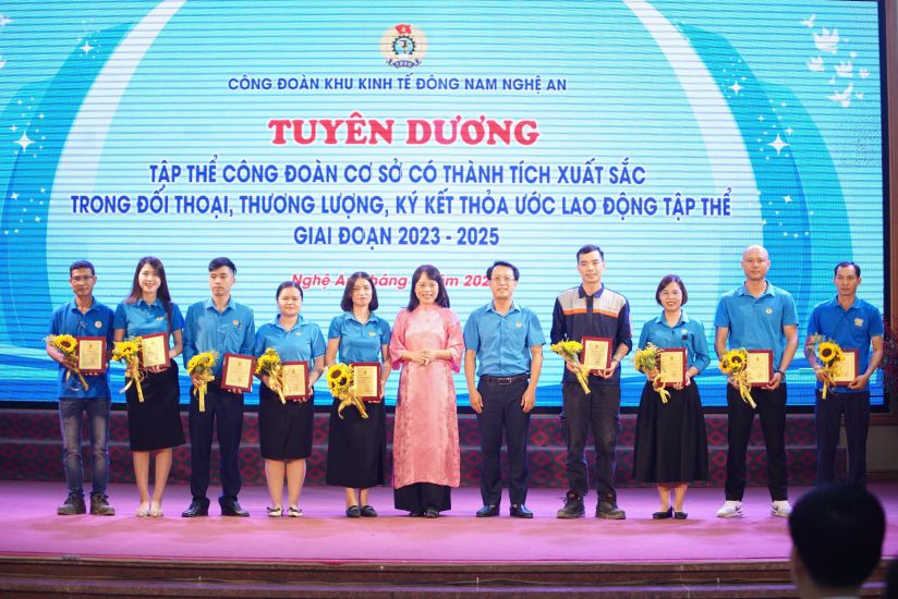 The Trade Union of the Southeast Nghe An Economic Zone honored the Trade Union for its outstanding achievements in negotiating and signing the Collective Labor Agreement. Photo: Tran Van