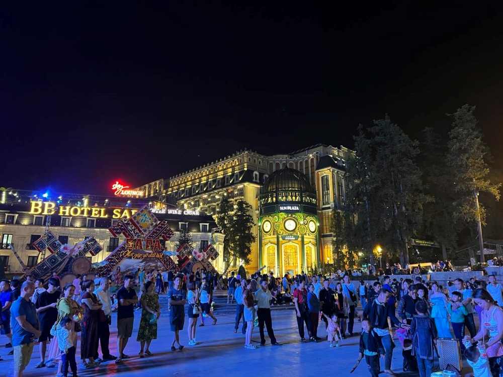 Neu ban ngay, Sa Pa chinh phuc du khach bang khung canh nui non hung vi, khong khi trong lanh va sac mau tho cam ruc ro, thi khi man dem buong xuong, thi tran suong phu lai khoac len minh mot chiec ao quyen ru khac biet.