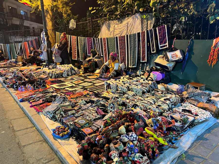 Trai tim cua Sa Pa ve dem chinh la khu cho dem soi dong. Khi man troi sam lai, hang tram gian hang dong loat len den, hat ra nhung vet sang vang am ap, do ruc ro hay xanh huyen ao. Anh sang lung linh hoa quyen voi sac mau tho cam, nhung mon qua luu niem thu cong tinh xao va dac biet la thien duong am thuc duong pho.