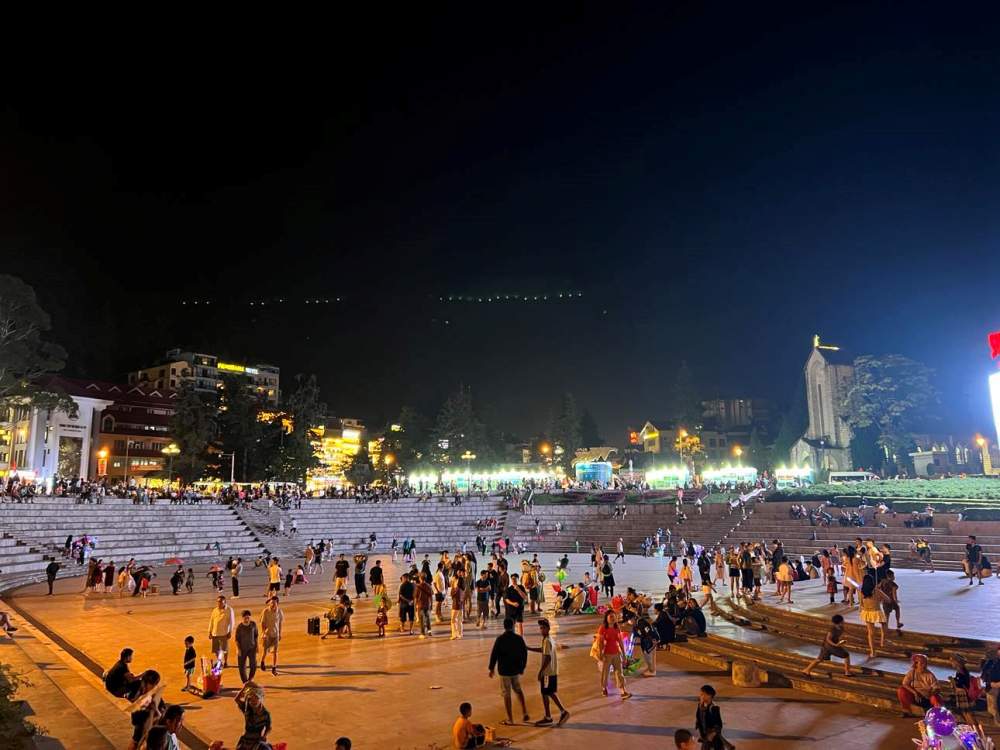 Dac biet vao nhung dip le hoi, hay toi thu 7 hang tuan co cac buoi cho tinh, quang truong Sa Pa ngay truoc nha tho Da thu hut dong dao du khach den vui choi va thuong thuc nhung man bieu dien van hoa dac sac, nhu tieng khen du duong cua nhung chang trai, co gai Mong.