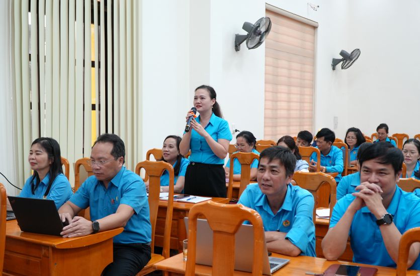 Training courses on digital technology have supported workers with more information. Photo: Cong Sang