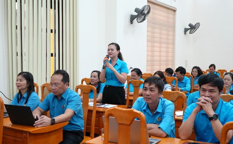 Training courses on digital technology have supported workers with more information. Photo: Cong Sang