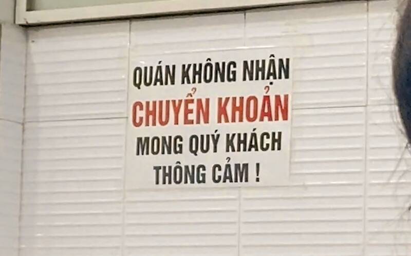 Some business households still do not accept transfers. Photo: Ngoc Anh