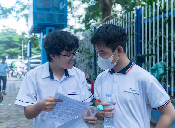 Candidates taking the 2025 high school graduation exam. The answer will be updated by Lao Dong as soon as the test time expires. Photo: Van Trang