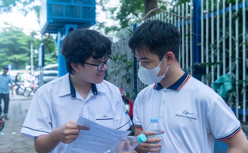 Candidates taking the 2025 high school graduation exam. The answer will be updated by Lao Dong as soon as the test time expires. Photo: Van Trang