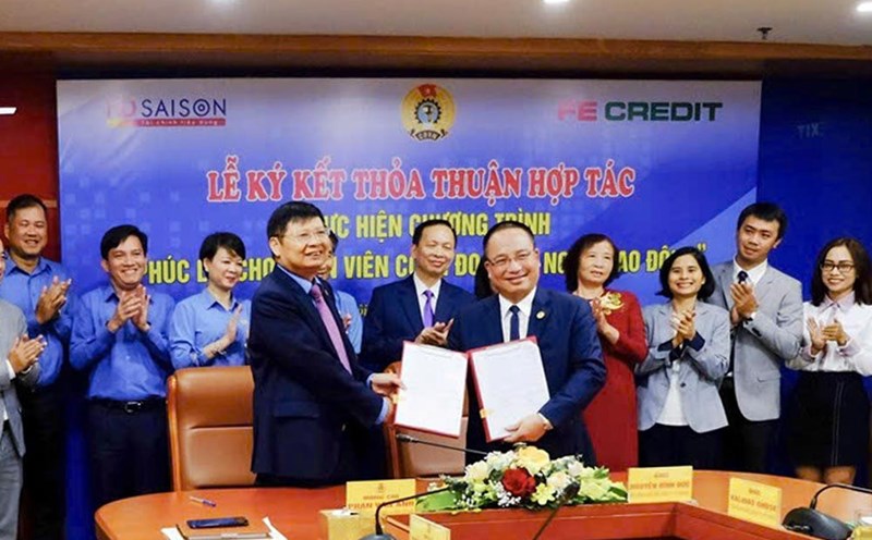 The Vietnam General Confederation of Labor signed Cooperation Agreements on union member welfare programs with HD SAISON Company Limited. Photo: Hai Nguyen