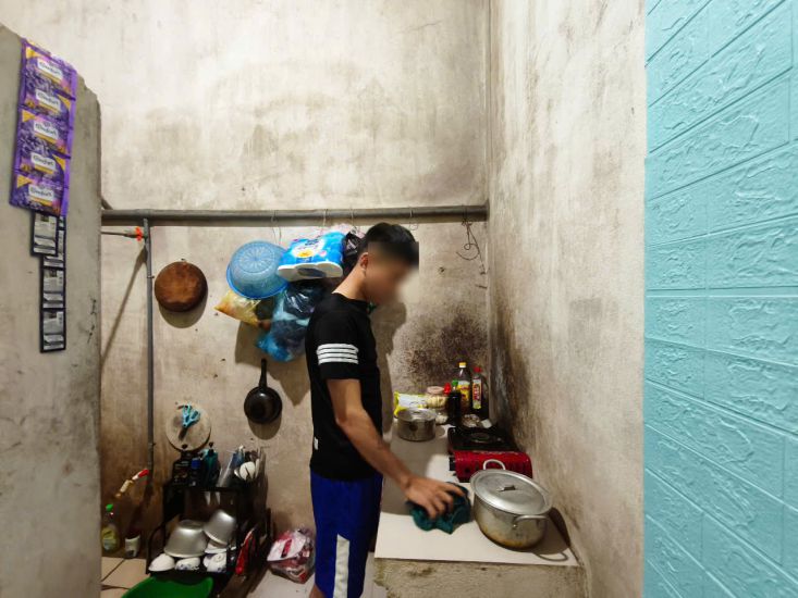 El trabajador Nguyen Trung Thanh en la posada (la calle Dang Thai Mai, Hung Dong Commune, Vinh City - nghe an). Foto: Quang dai