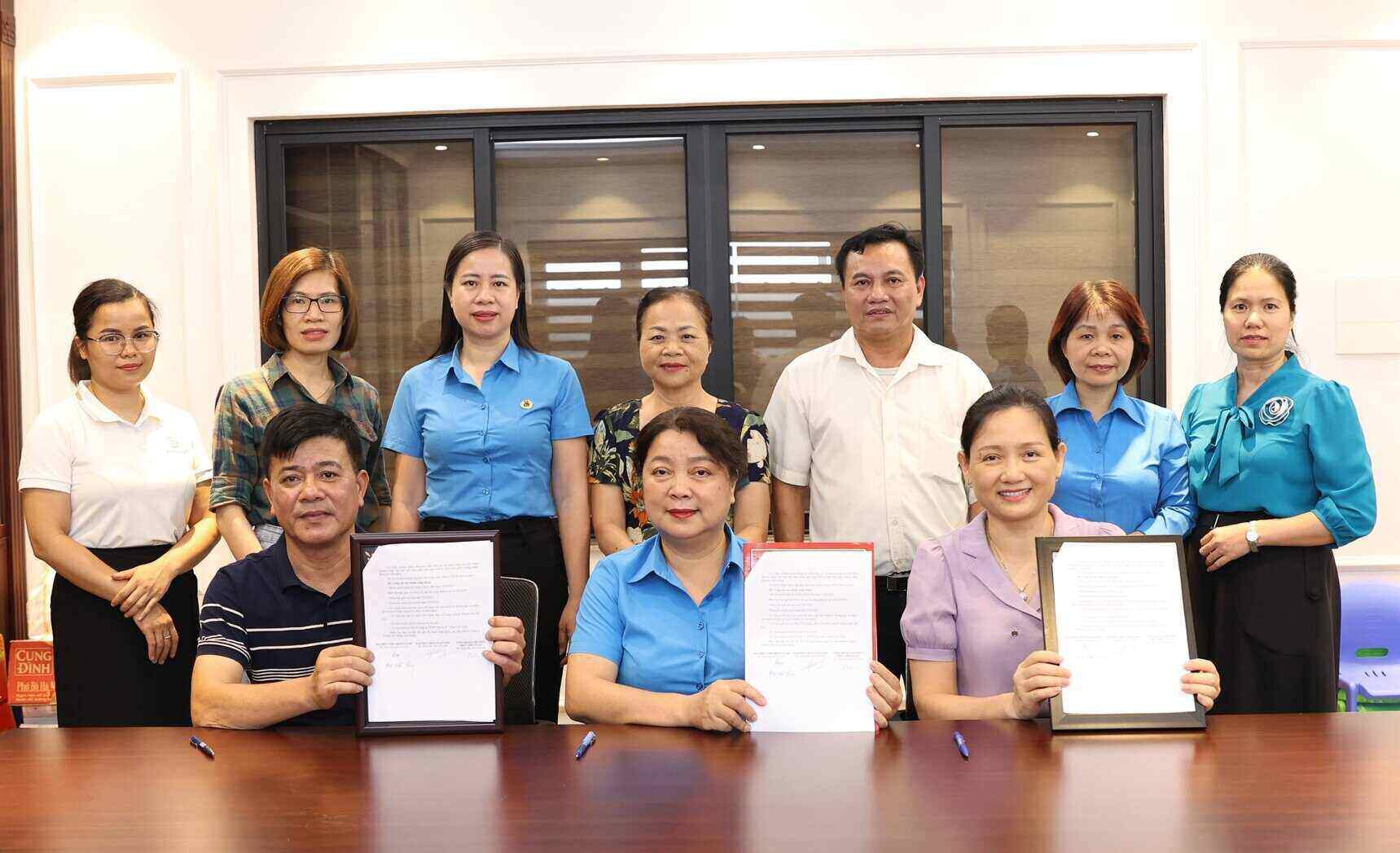 The leaders of the Hanoi City Labor Federation, the leaders of the Thanh Oai District Labor Federation and the Chairman of the Trade Union of Viet Nhat Plastic Production Company Limited signed a record of transfer and receipt of the grassroots trade union of Viet Nhat Plastic Production Company Limited. Photo: Manh Quan