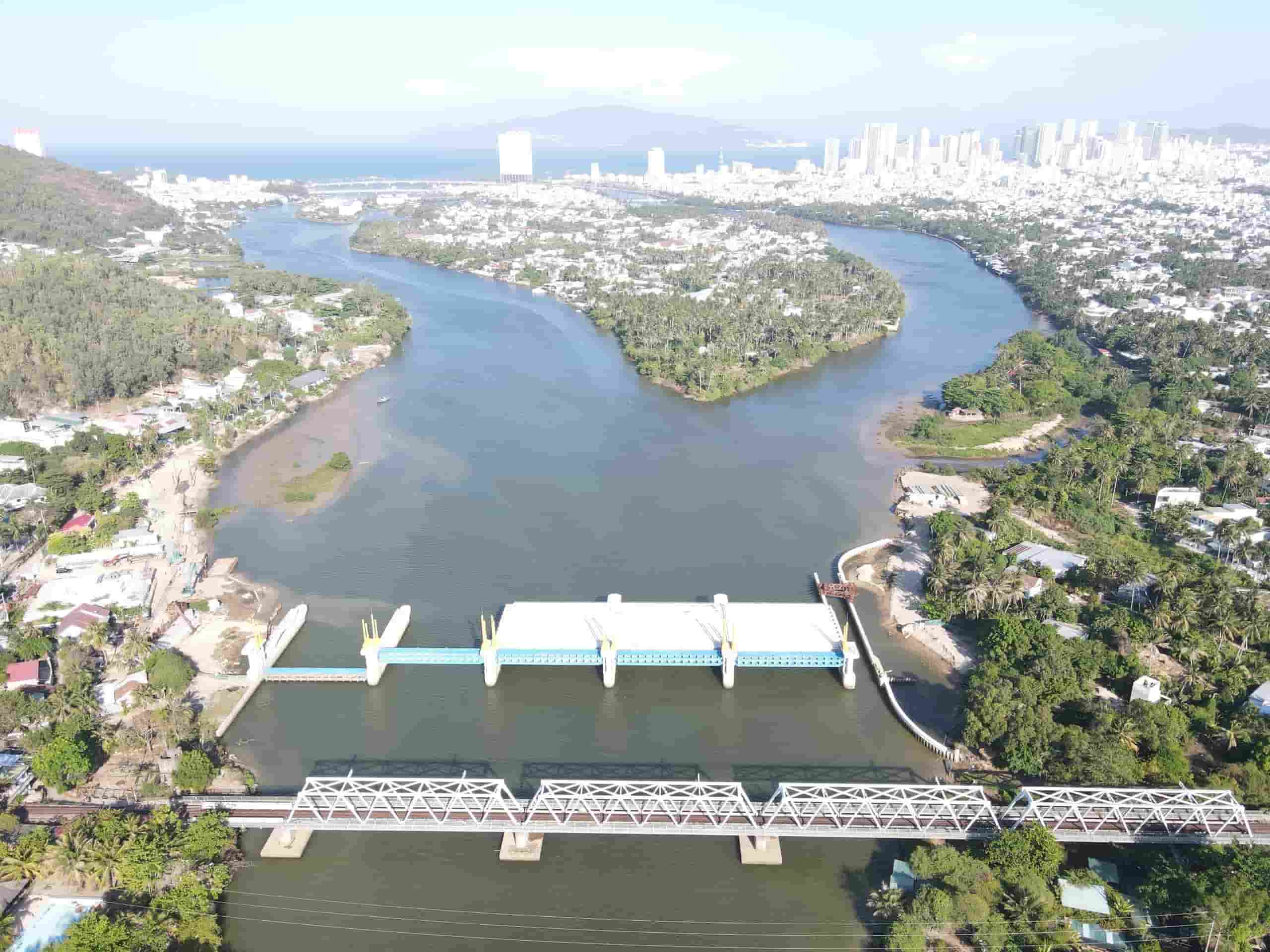 In the first 6 months of the year, total investment capital for total social development in Khanh Hoa reached VND37,424 billion. Photo: Huu Long