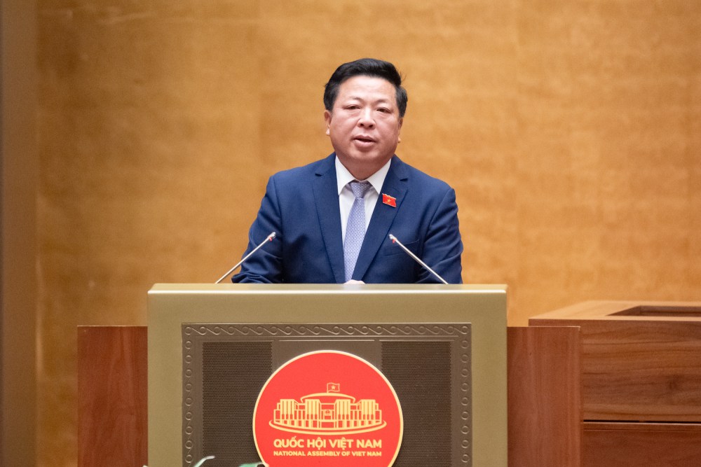 El Ministro de Construccion, Tran Hong Minh, presento un informe para absorber, explicar, revisar y completar el borrador de la ley ferroviaria enmendada antes de la aprobacion de la Asamblea Nacional. Foto: Pham Dong