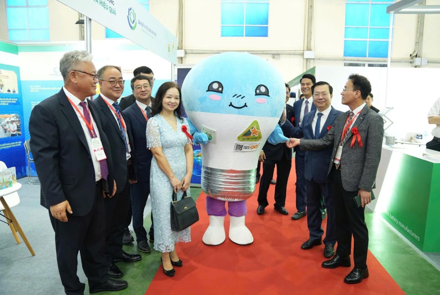 Cac dai bieu tham quan Gian hang Chuong trinh quoc gia su dung nang luong tiet kiem va hieu qua giai doan 2019-2030 (VNEEP3) tai ENTECH HANOI 2025. ENTECH HANOI 2025 hua hen se tao moi truong giao thuong soi dong, hop tac kinh doanh ve linh vuc hieu qua nang luong. Anh: Vu TKNL