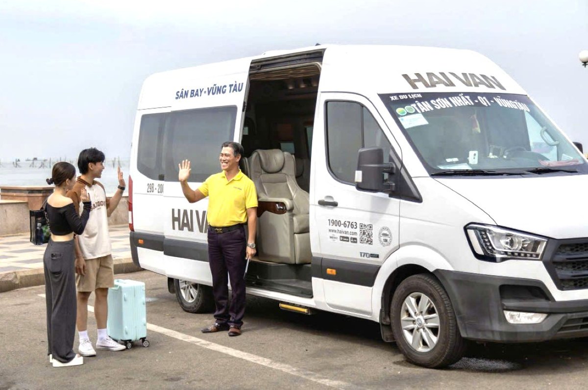 El medio de Hai Van Garage para recoger invitados en la calle Ha Long. Foto: Hai Van