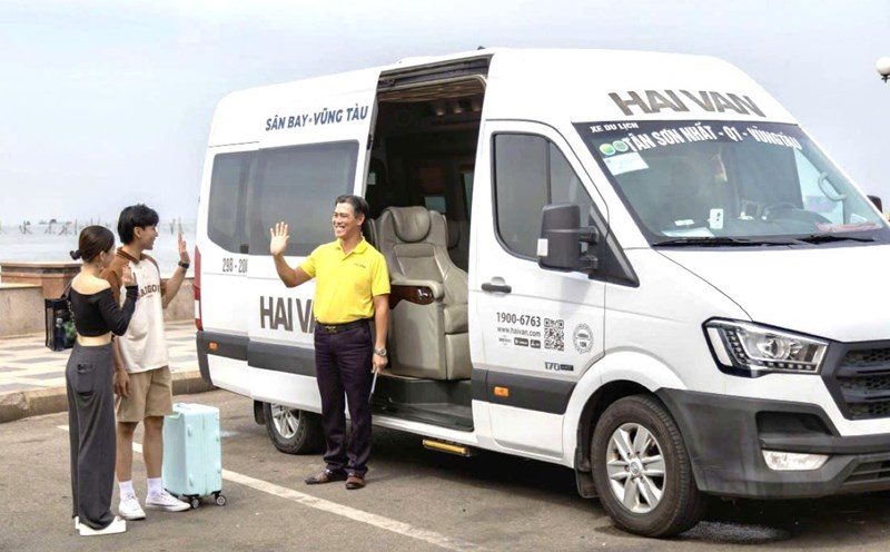 Vehicles of Hai Van bus company pick up and drop off passengers on Ha Long Street. Photo: Hai Van