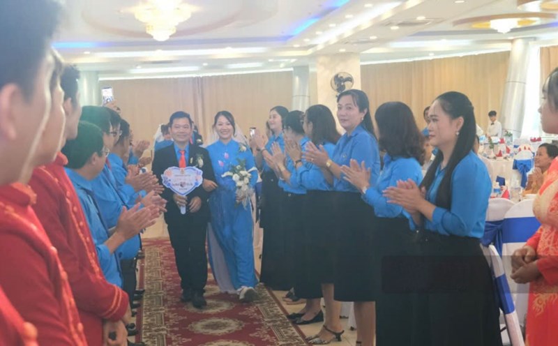 Can Tho City Labor Federation organized a collective wedding ceremony for the union member's family - the worker. Photo: Phong Linh