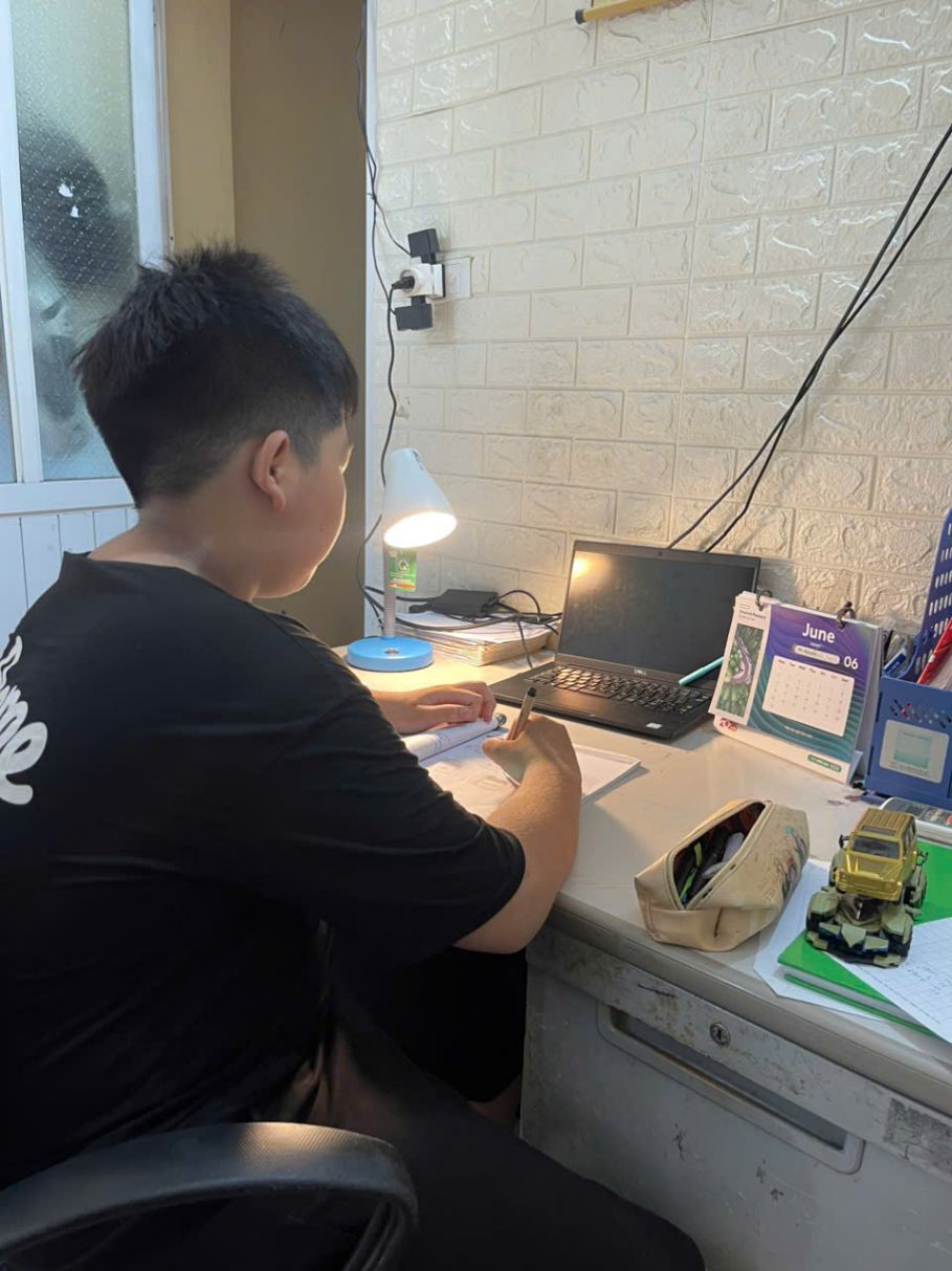 Hai con anh Hien luon tu giac hoc tap. Anh: Nguyen Van Hien