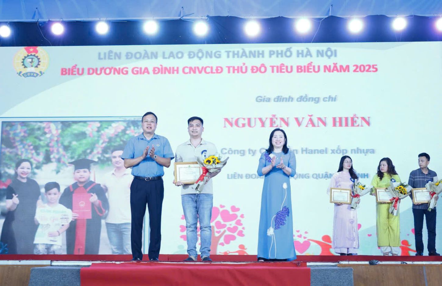 El Sr. Nguyen Van Hen recibio un certificado de la familia de los trabajadores tipicos de la capital de la capital en 2025 por vicepresidente permanente de VGCL - Thai Thu Xuong y presidente del sindicato Hanoi Labor - Pham Quang Thanh. Foto: Manh Quan