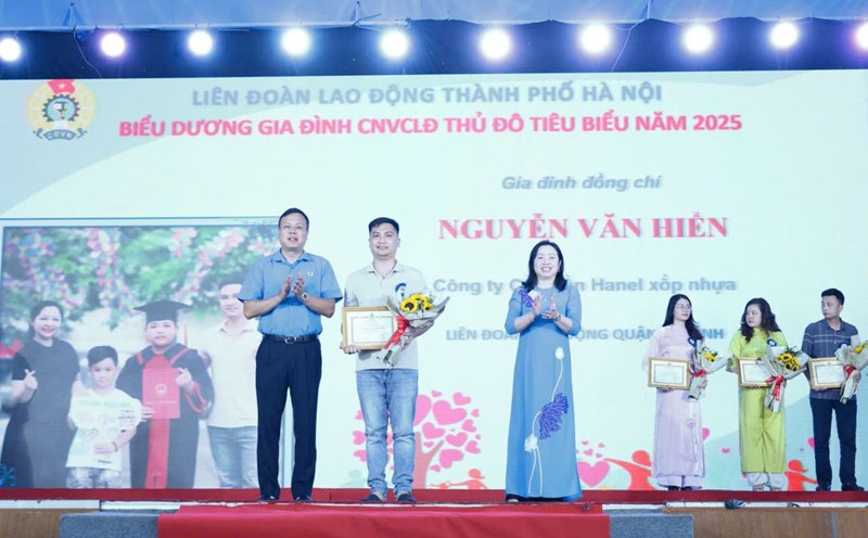 Mr. Nguyen Van Hien received the Certificate of Typical Workers' Family of the Capital in 2025 presented by Permanent Vice President of the Vietnam General Confederation of Labor - Thai Thu Xuong and Chairman of the Hanoi City Labor Federation - Pham Quang Thanh. Photo: Manh Quan