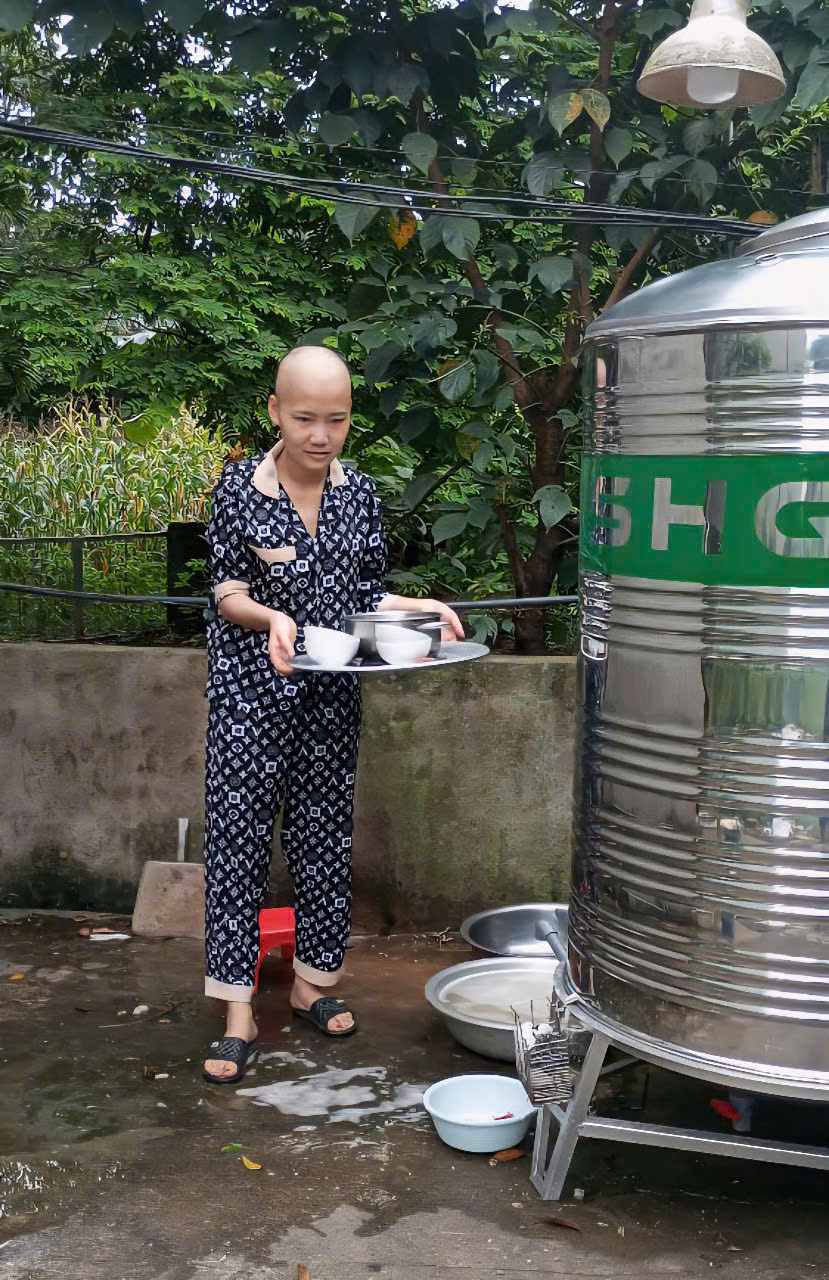 Since suffering from cancer, in addition to her time in the hospital, Ms. Le has only done simple housework. Photo: Bui Thi Le