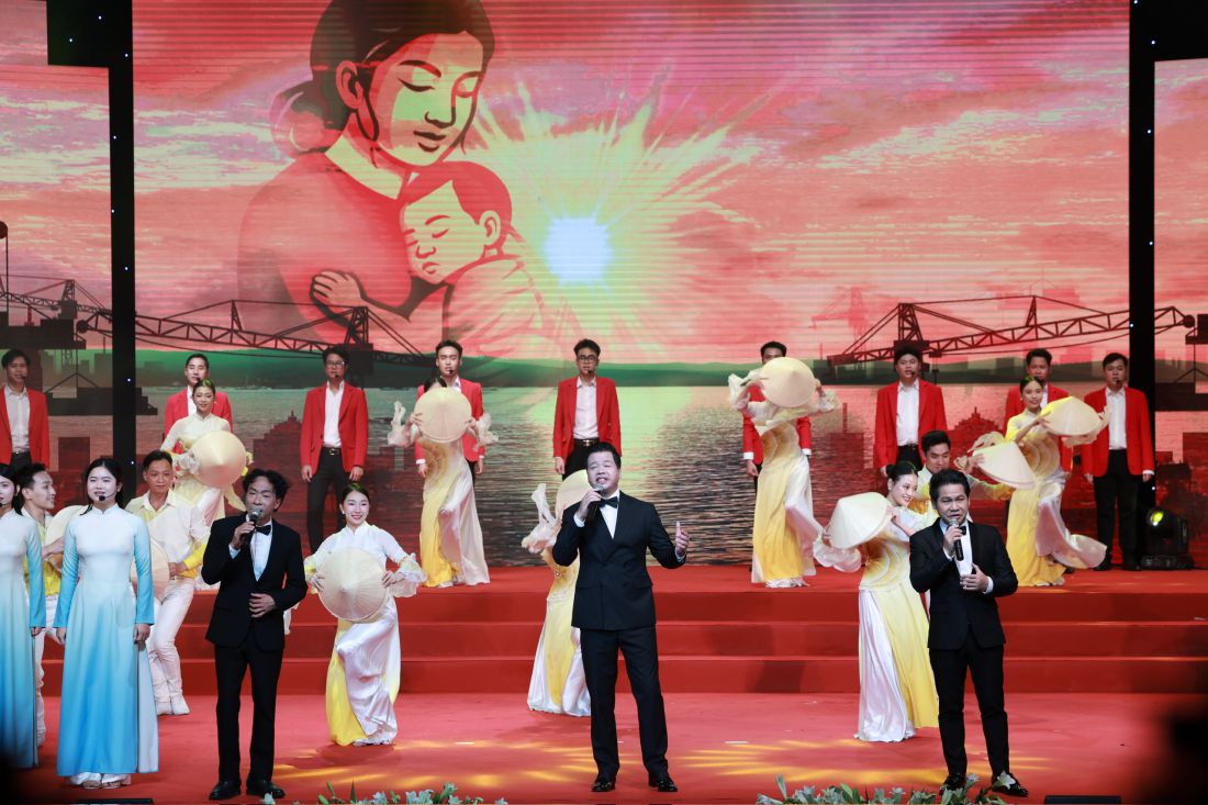 Ca si Trong Tan, Dang Duong, Viet Hoan bieu dien tai chuong trinh Vinh Quang Viet Nam 2025. Anh: Hai Nguyen
