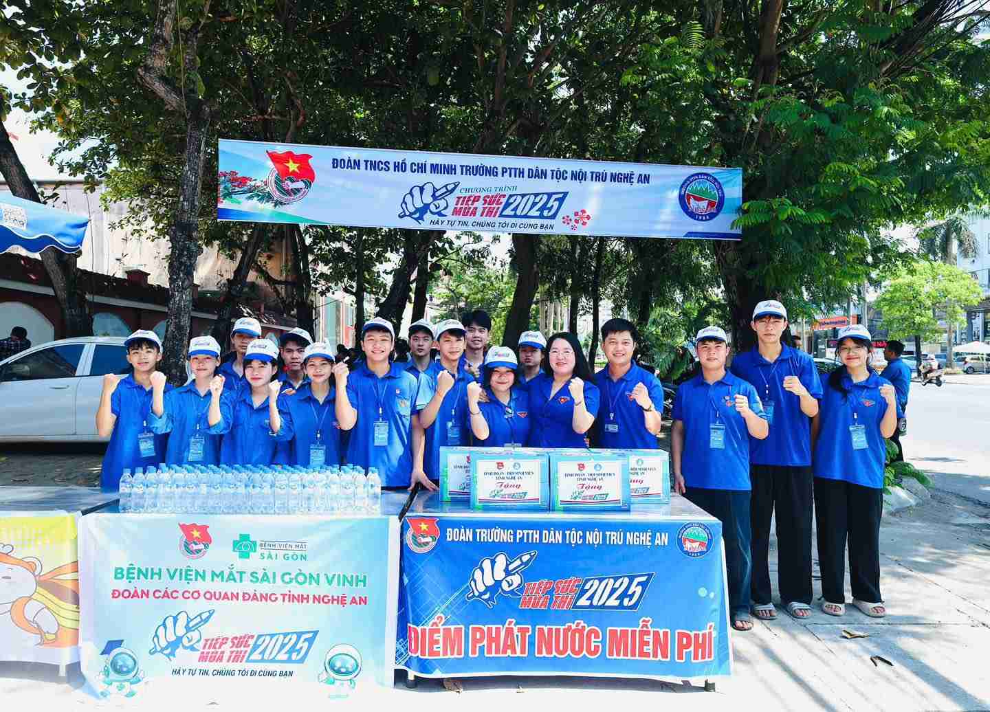 Luc luong thanh nien tinh nguyen Nghe An chung tay tiep suc cho cac si tu. Anh: Pham Chung