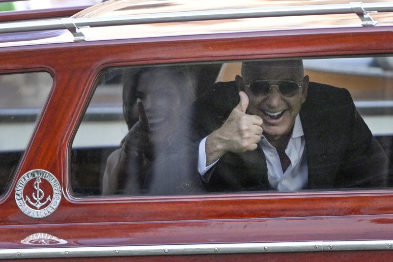 El multimillonario Jeff Bezos celebro una boda de siglo con la ex radio Lauren Sanchez. Foto: AFP