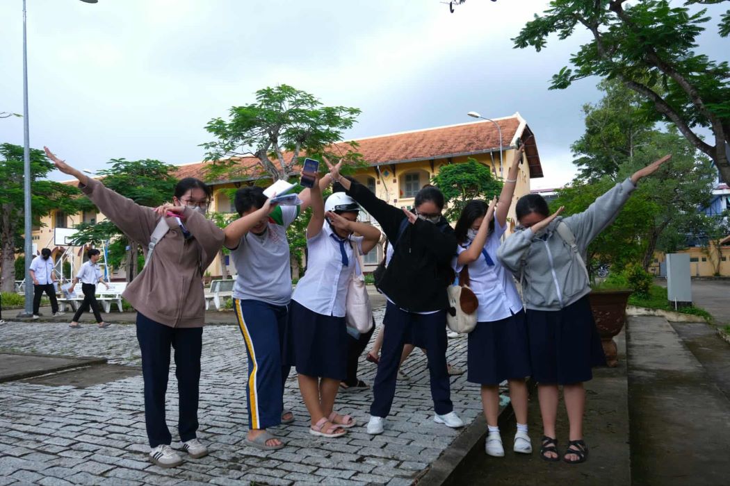 Thi sinh tai Can Tho roi khoi phong thi voi tam ly thoai mai, vui ve. Anh: Phong Linh
