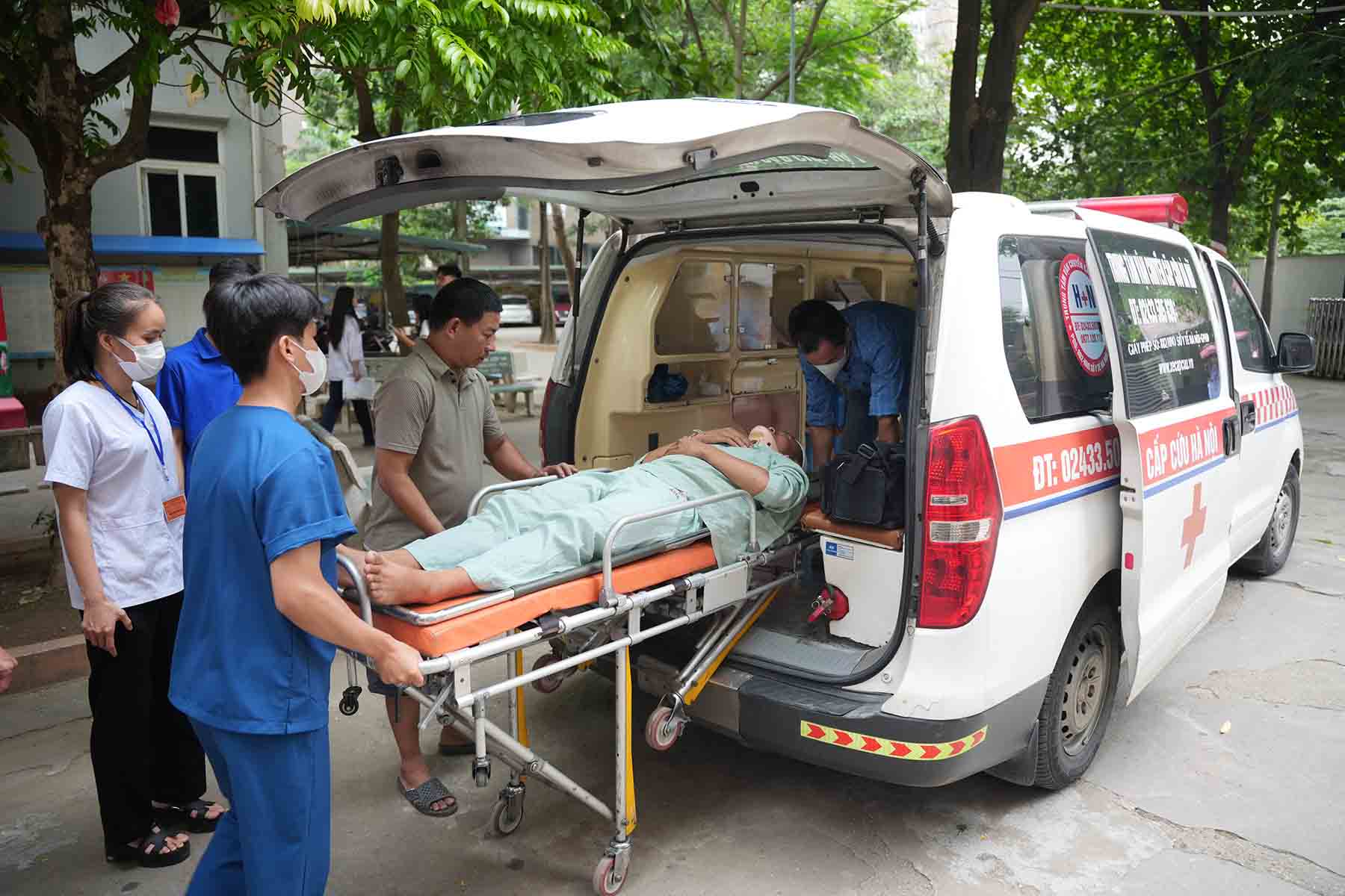 Al final de la mañana del 27 de junio, el concursante Nguyen Anh Kien fue llevado por una ambulancia al Hospital E para continuar con el monitoreo y el tratamiento de salud. Foto: Wave