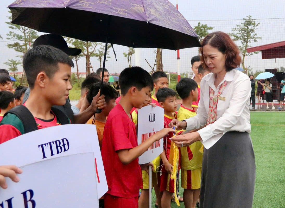 Representantes del Departamento de Cultura, Deportes y Turismo de Hai Phong otorgaron banderas de recuerdos a equipos que participan en el torneo. Foto: Comite Organizador