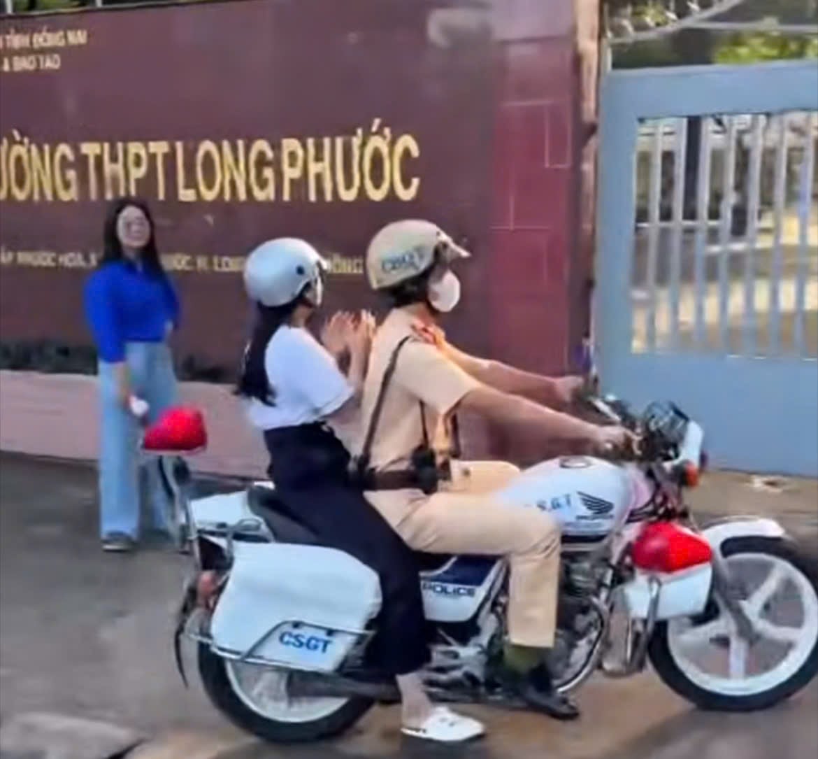 La policia de Thai Junction rapidamente apoyo a 2 concursantes para cambiar la tarjeta del concurso. Foto: Policia provincial de Dong Nai