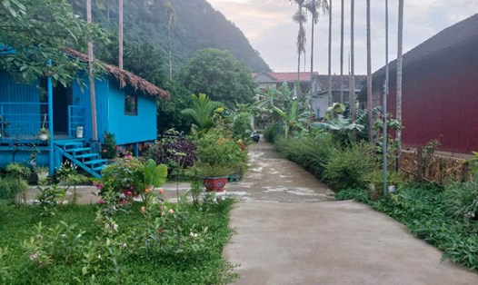 Căn nhà chống lũ nhỏ xinh - lối nhỏ sạch sẽ, rợp cây xanh ở làng Tân Hóa được mệnh danh làng du lịch tốt nhất thế giới năm 2023. Ảnh: Tuấn Anh