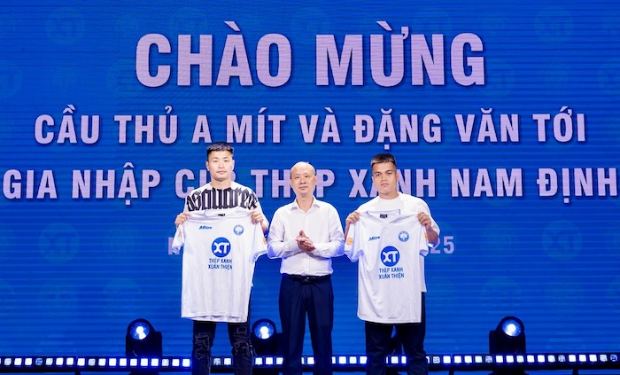 Dang Van Toi (left) and A Mit join Nam Dinh club. Photo: NDFC