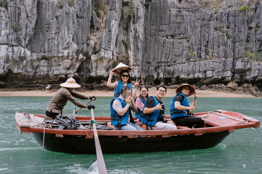 Du khách đi thuyền khám phá làng chài Vung Viêng. Ảnh: Trung Hiếu