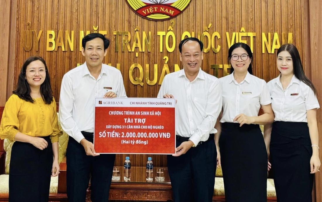Agribank Quang Tri donated 2 billion VND to respond to the program to eliminate temporary and dilapidated houses. Photo: Thu Ha