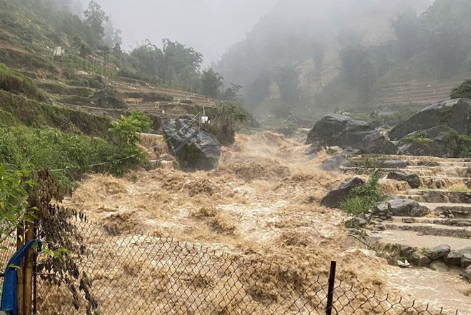 Las fuertes lluvias causaron que los rios y el agua de la corriente en Lao Cai se elevaran a fines de mayo de 2025. Foto: Suministro de personas proporcionadas