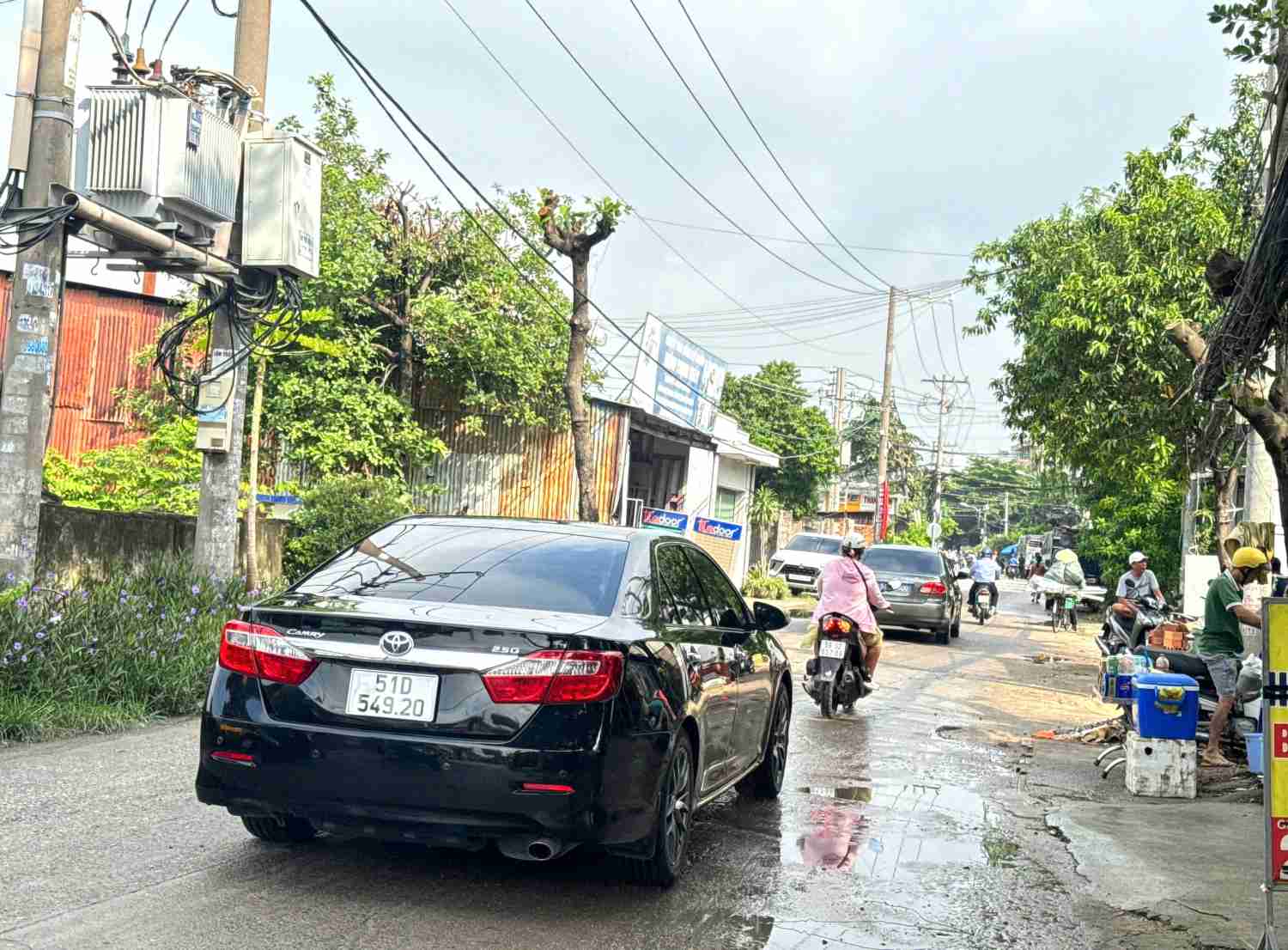 Duong Tan Thoi Hiep 21 nho hep, xuong cap anh huong di lai. Anh: Minh Quan