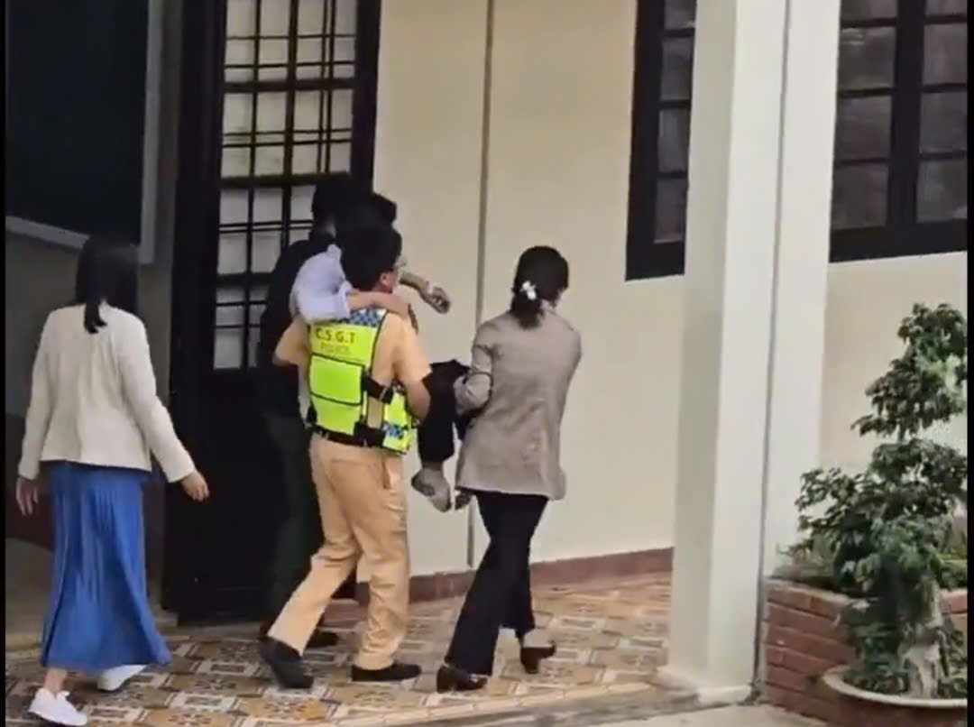 La policia de trafico apoya a los candidatos a la sala de examen debido a su lesion. Foto: Lam Hong