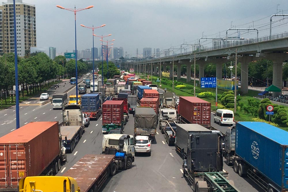 Congestion grave, vehiculos enterrados en la calle Vo Nguyen Giap en la ciudad de Ho Chi Minh
