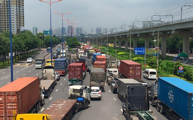 serious congestion, vehicles are stuck on Vo Nguyen Giap Street in Ho Chi Minh City