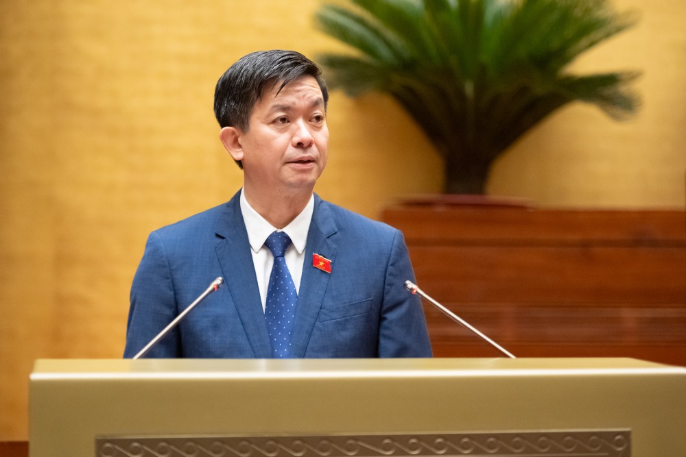 Tong Thu ky Quoc hoi, Chu nhiem Van phong Quoc hoi Le Quang Tung trinh bay du thao nghi quyet truoc khi Quoc hoi thong qua. Anh: Quochoi.vn