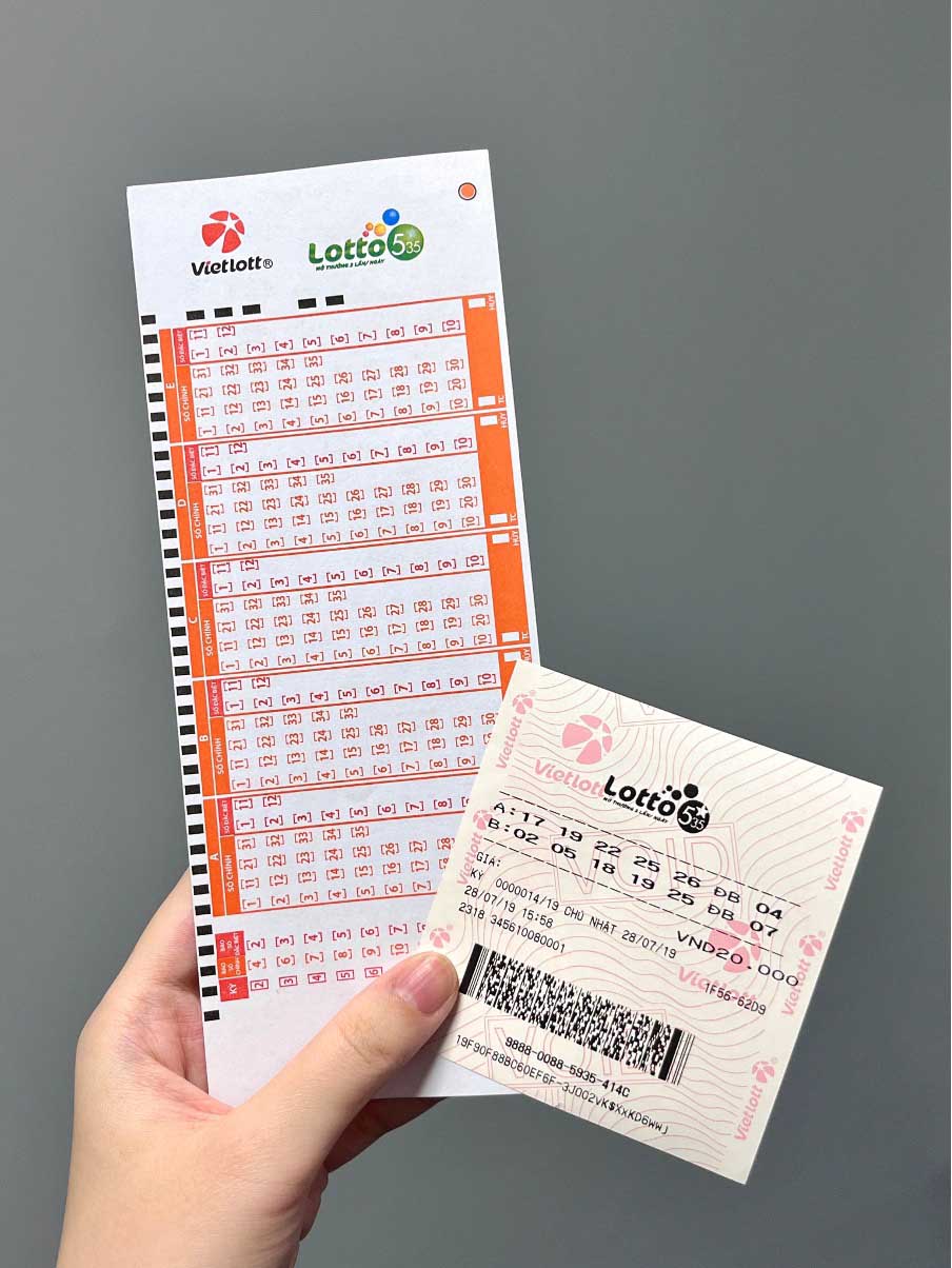 Hinh minh hoa the chon so va ve du thuong cua Lotto 5/35 se duoc phat hanh tai cac diem ban tren toan quoc.