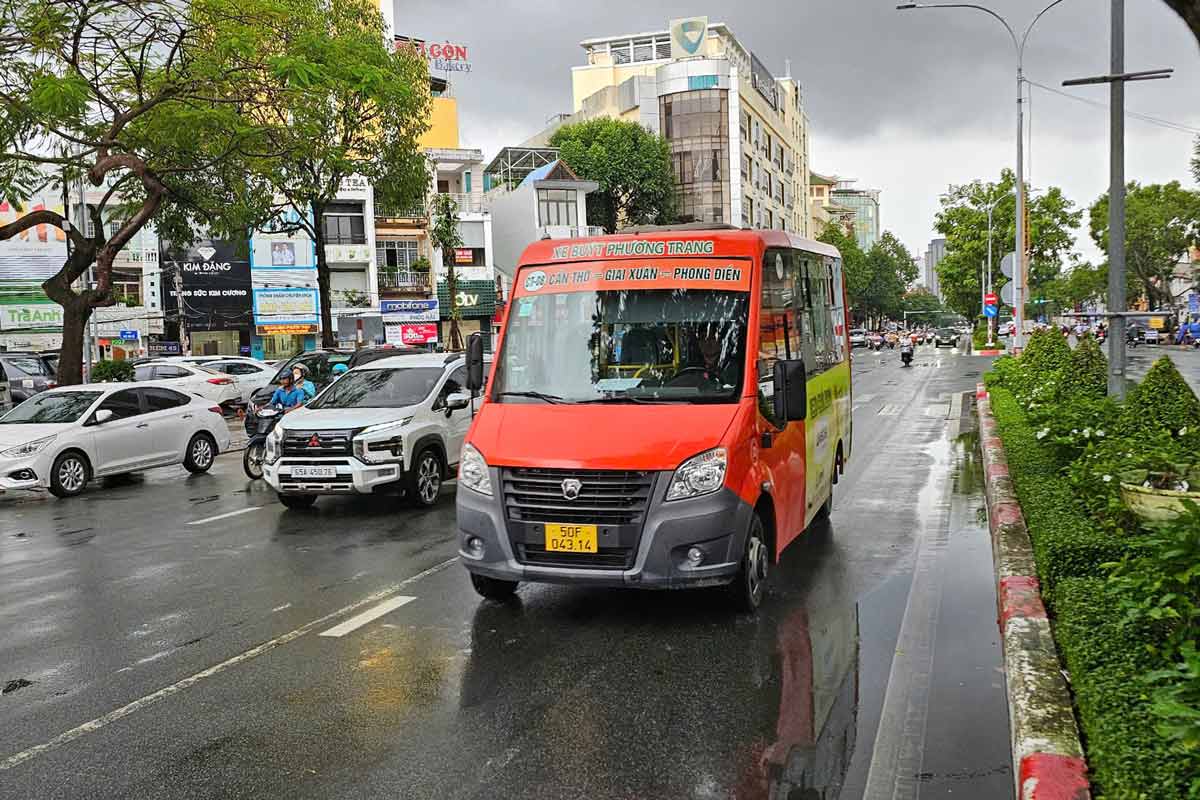 Can Tho City Department of Construction has worked with Phuong Trang bus company to open 10 new routes, with a frequency of 15 minutes/trip. Photo: Doan Hung